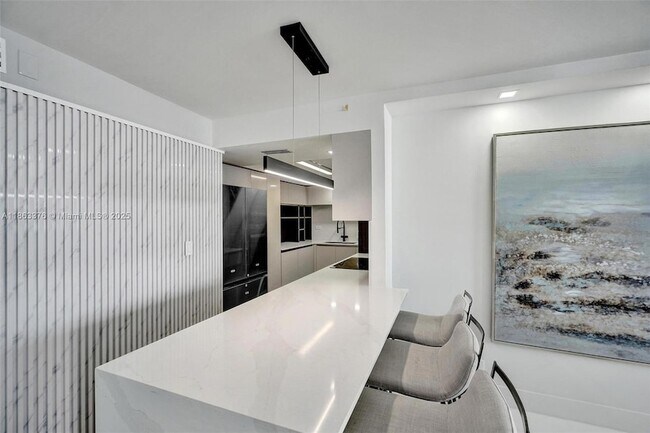 Building Photo - 6039 Collins Ave