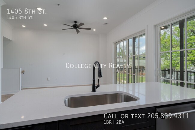 Building Photo - 1405 8th St