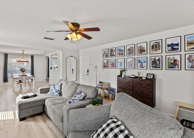 Building Photo - Charming 3-Bedroom Home in a Convenient Lo...