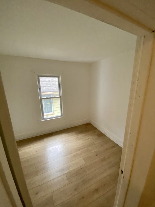 Building Photo - Large 3BR, 1BA AVAILABLE NOW! Apply Today!