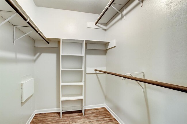Building Photo - 6015 Valley Forge Dr