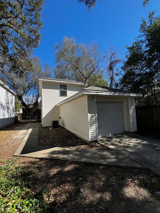 Building Photo - 695 Lloyd St