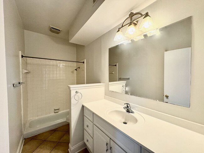 Building Photo - 2233 Victor St