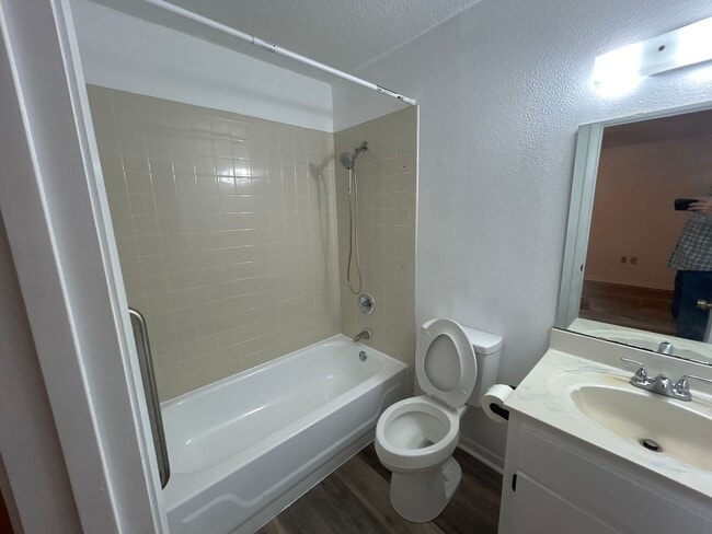 Building Photo - Beautiful 3 Bedroom Home Just Steps from L...