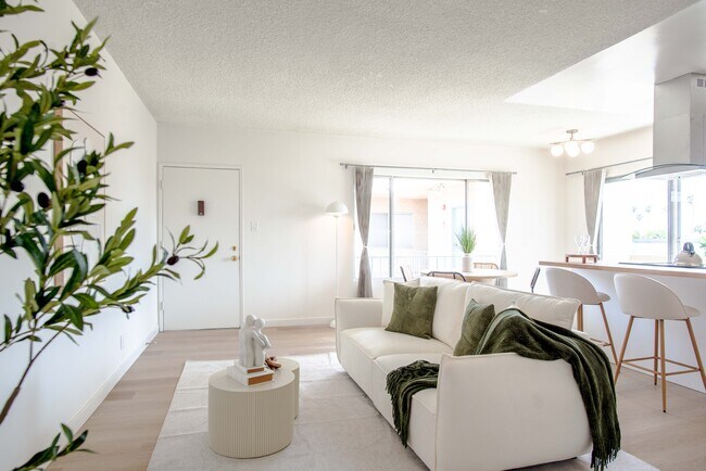 Building Photo - 833 5th St