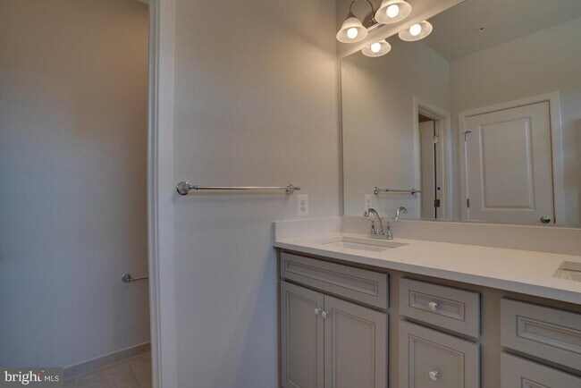 Building Photo - 5102 Oakmoore Dr