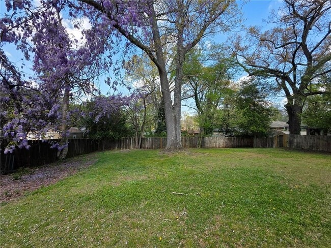 Building Photo - 652 Forest Ridge Dr SE