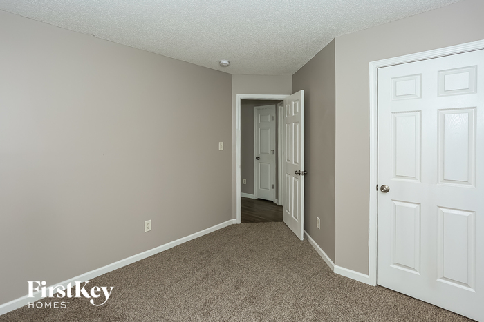 Building Photo - 933 Milkwood Ln