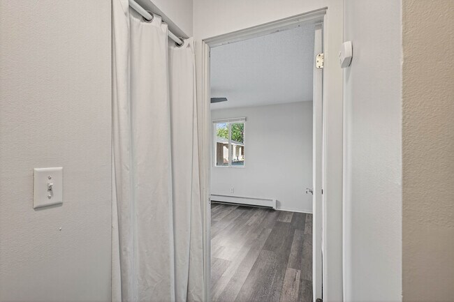 Building Photo - Rosco Apts-2720