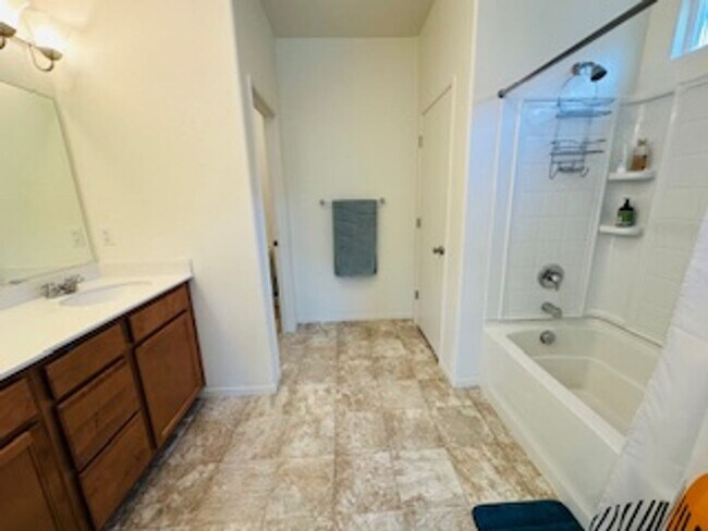 Building Photo - $2,350 West of Hwy 99, 3 Beds - Monte Vist...