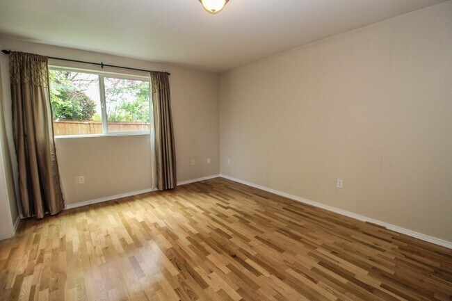 Building Photo - Coming Soon! Very well maintained home wit...