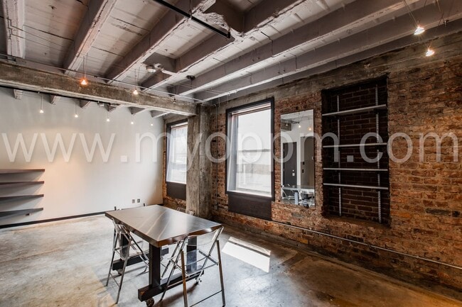 Building Photo - The Regis