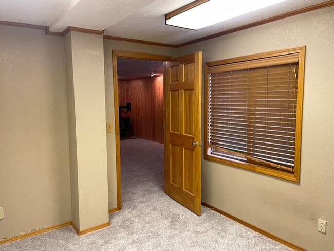 Building Photo - Spectacularly HUGE 6BD Home with Panoramic...