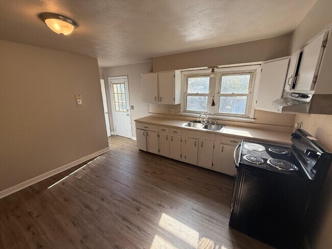 Building Photo - Spacious 3-Bed, 2-Bath Home for Rent in St...