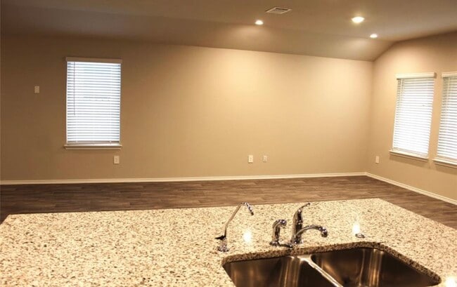 Building Photo - 40643 Creekside Blf Trl
