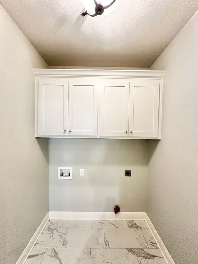 Building Photo - Available Now! Stunning 3 Bedroom 2 Bath i...