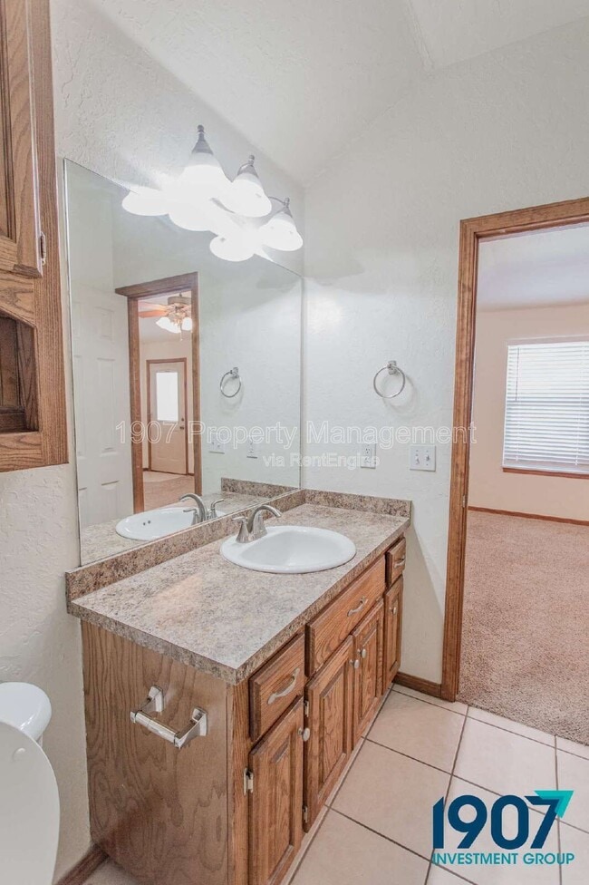 Building Photo - 923 SW 37th St