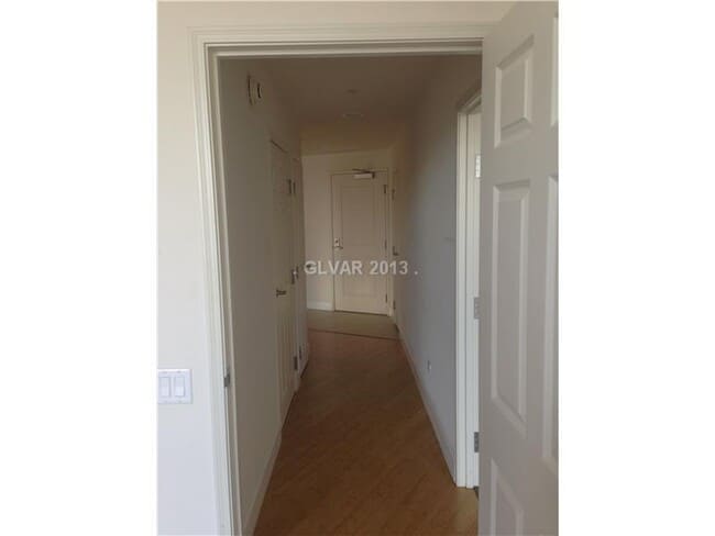 Building Photo - High Rise Unit with Strip Views