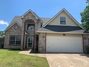 Building Photo - Spacious 4-bedroom home offers an easy com...