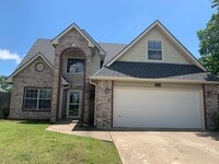 Building Photo - Spacious 4-bedroom home offers an easy com...