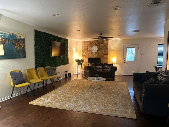 Building Photo - 108 Belaire Cir