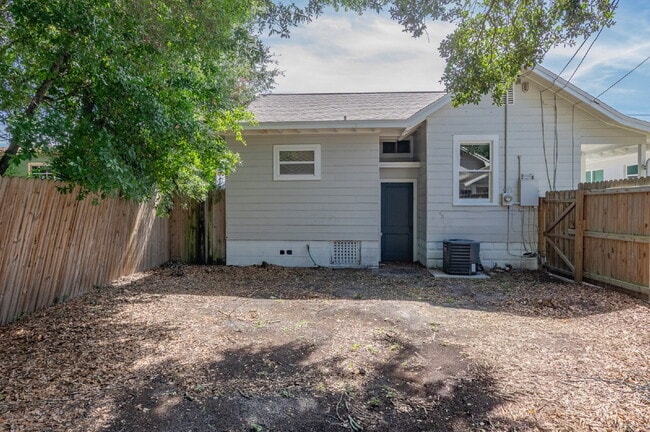 Building Photo - FLEXIBLE LEASE OPTIONS. CHARMING RENOVATED TWO BEDROOM TWO BATHROOM BUNGALOW JUST MINUTES TO DOWN...
