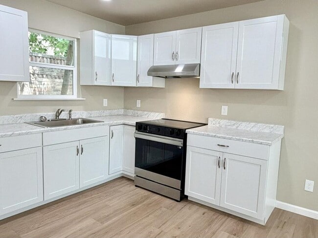 Building Photo - 20 Sarasue Ln