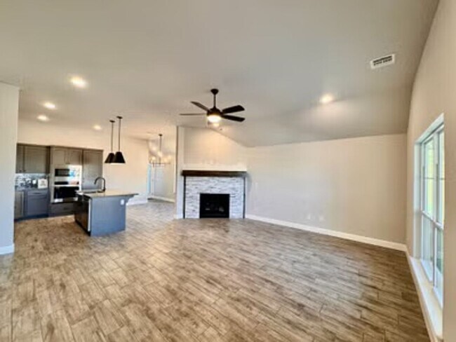 Building Photo - Stylish New Home!