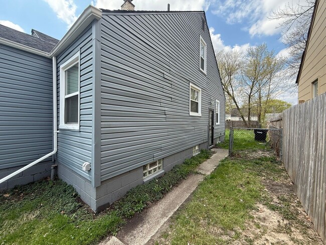 Building Photo - Renovated 3-Bedroom Home – We Welcome Sect...