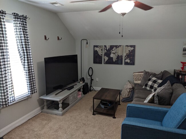 Building Photo - Available August 15th!!! $2200 a month!!!