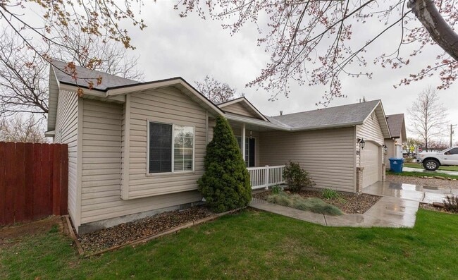 Building Photo - Welcome to this spacious 5-bedroom, 2-bathroom home in Nampa, ID