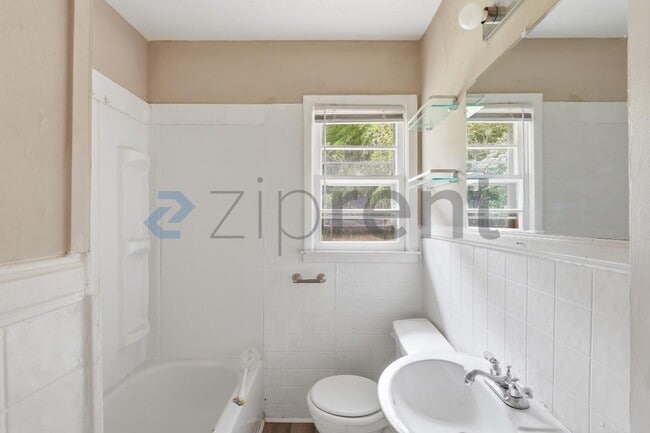 Building Photo - 1108 Walnut St