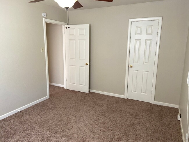 Building Photo - Cute & Cozy Two Bedroom Close to Clapp Park!