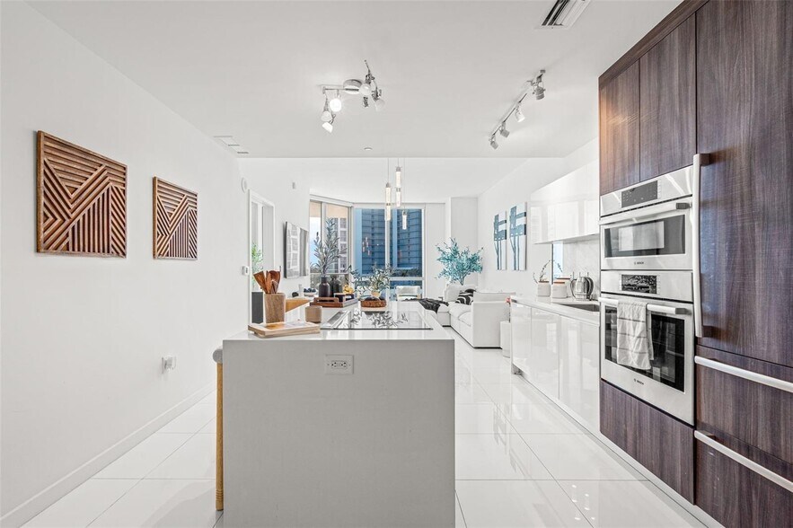 Building Photo - 851 NE 1st Ave