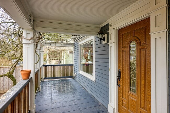 Building Photo - URBAN UPDATED 4 Bedroom/3 Bath CRAFTSMAN S...