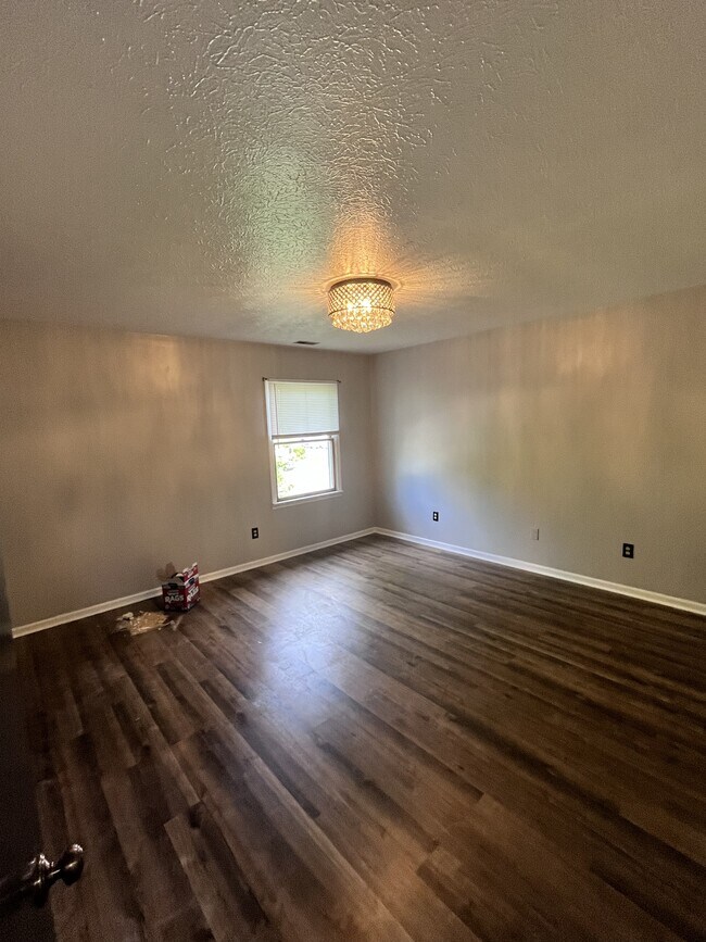 Building Photo - 213 Elas Ct