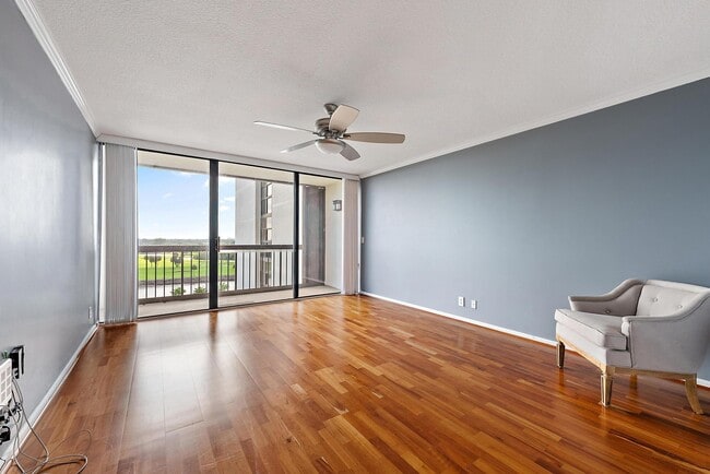 Building Photo - 356 Golfview Rd