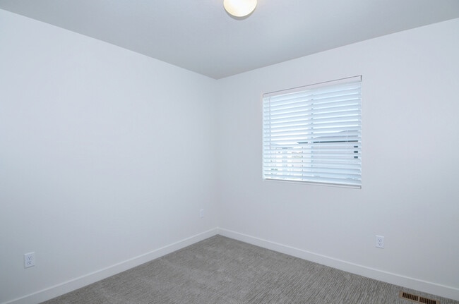 Building Photo - 1006 W 430 S