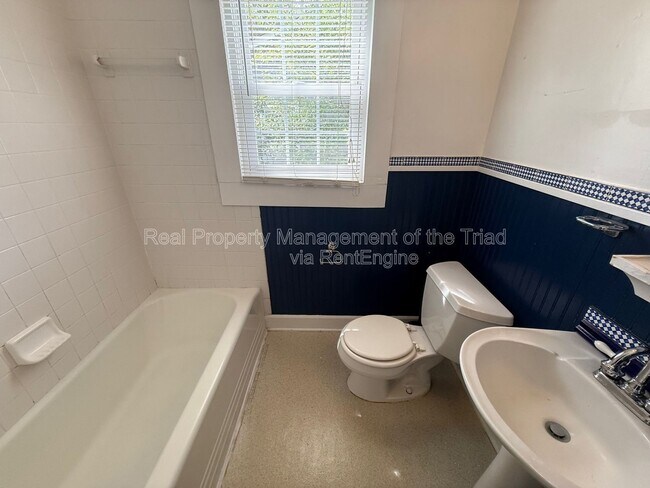 Building Photo - 801 Knollwood St