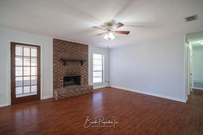 Building Photo - 7811 Woodpointe Dr