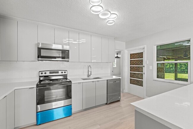 Building Photo - 534 E Del Monte Ave