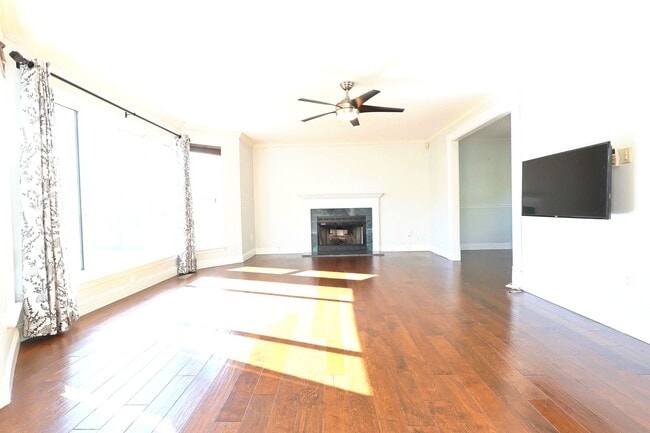 Building Photo - 5 Bed 3.5 Bath Chesterfield Charmer