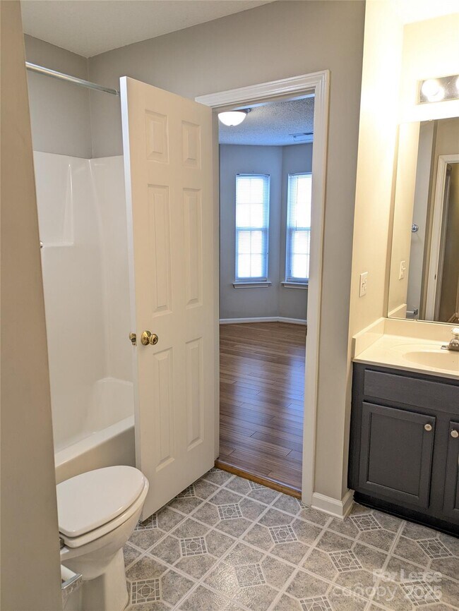 Building Photo - 152 Everett Park Dr