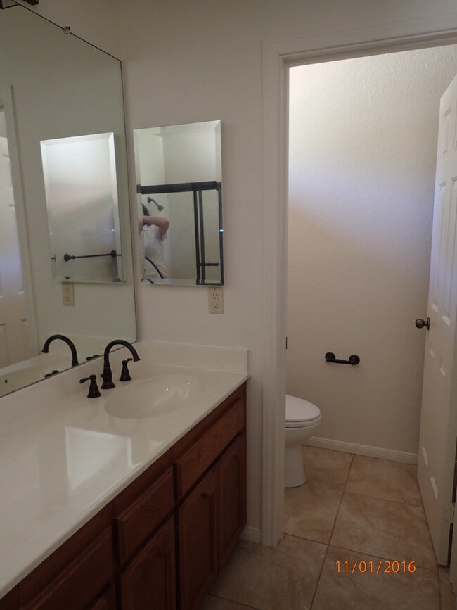 Building Photo - 4 Bedroom, 2.5 Bath House w/2 Garages on 1...