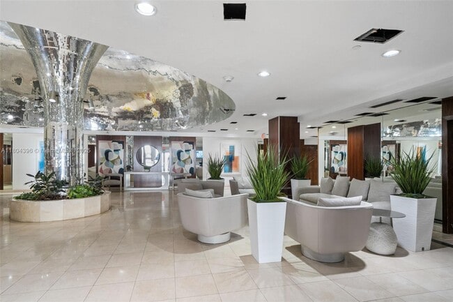 Building Photo - 2655 Collins Ave