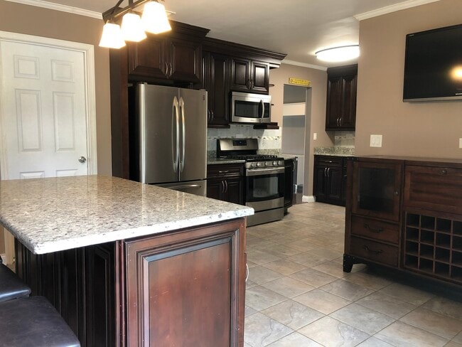 Building Photo - 1126 Parkview Dr