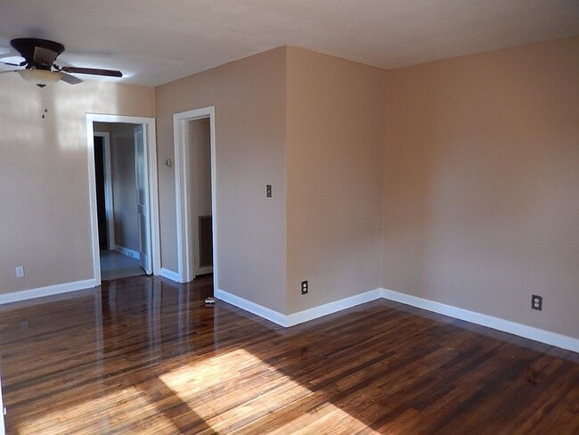 Building Photo - QUAINT Quincy 3/1 w/ Wood Floors, Sunroom, W/D, Large Yard, & New AC! $1150/month Avail May 6th!