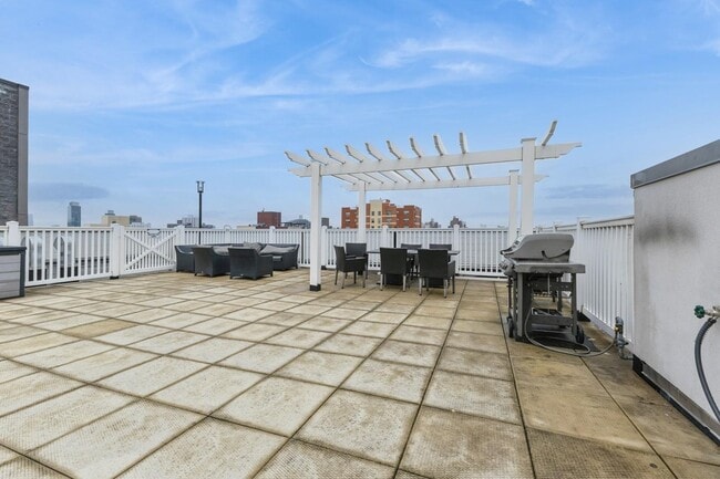 Building Photo - 21-17 31st Ave