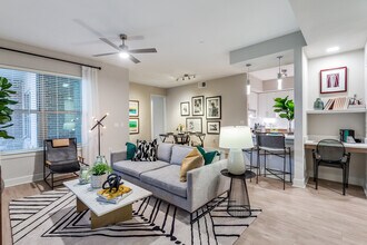 Building Photo - City Living, Extra Perks – Up to 1 Month F...