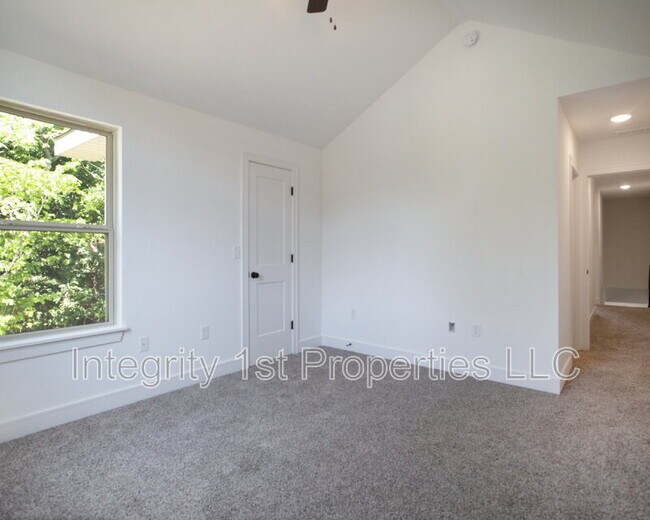 Building Photo - 8827 N Helena Ave